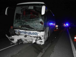 Tosya’da Otomobil İle Otobüs Kafa Kafaya Çarpıştı: 2 Ölü 16 Yaralı