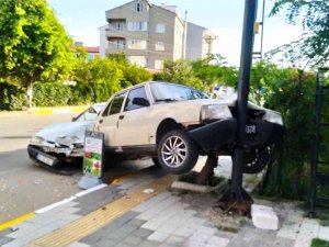 Park Halinde Ki Otomobile Çarptı: 1 Yaralı
