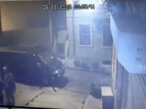 Galata’da Akıl Almaz Kavga Kamerada: Alçılı Kolla Ve Falçatayla Saldırıp, Kulağından Isırdı