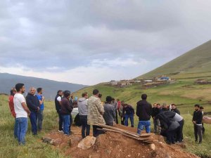 Hayvanlarını Otlatırken Sara Krizi Geçirerek Vefat Eden Kişi Gözyaşları İçinde Toprağa Verildi
