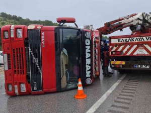Kurban Yüklü Tır Yoldan Çıkarak Devrildi