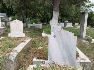 Mezarlıkta Merak Uyandıran Görüntü