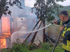 İ̇ki Katlı Ahşap Ev Alevlere Teslim Oldu