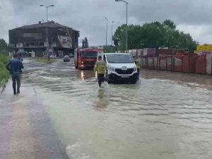 Minibüs Sürücüsü Dakikalarca Suyun İçinde Bekledi