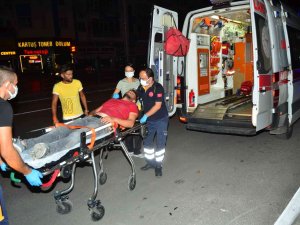 Kaza Sonrası Savrulan Otomobil Kaldırımda Yürüyen Yayaya Çarptı: 2 Yaralı