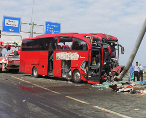 Rize'de Yolcu Otobüsü Kaza Yaptı 2 Ölü, 35 Yaralı VİDEO İZLE