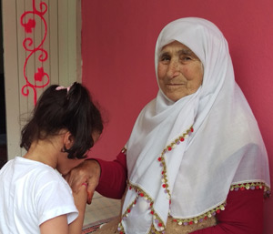 Torununun Torunu Elini Öptü