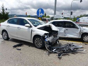 Kavşakta Kazalar Art Arda Geldi: 4 Yaralı