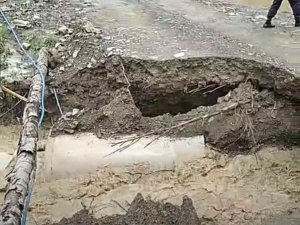 Taşan Deredeki Menfezler Yıkıldı, Üç Köyün Bağlantısı Kesildi