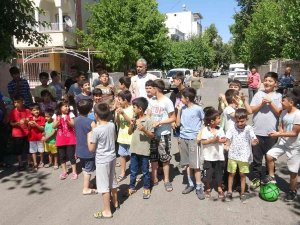 Çocuklar Yolu Kapatarak Yöneticilerinden Semt Sahası İstedi