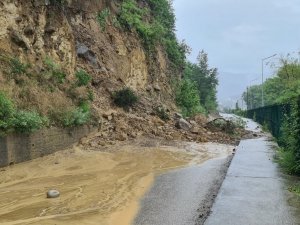 Yağmur Sonrası İlçede Heyelanlar Meydana Geldi