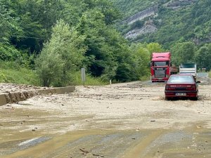 Ormandan Gelen Su Karayolunu Taş Ve Çamur İçerisinde Bıraktı