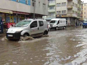 Kars’ta Caddeler Göle Döndü