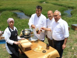 İ̇talyan Şef, 2 Bin 500 Rakımda Dünya Birincisi Balla Tatlı Yaptı