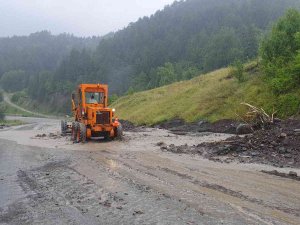 Kastamonu’da Heyelan Nedeniyle Yollar Trafiğe Kapatıldı