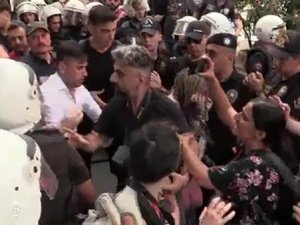 Taksim Lgbt Yürüyüşünde Polise Hakaret Eden Muhabire Gözaltı