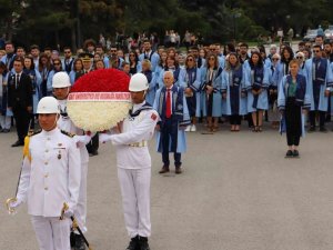 Gazi Üniversitesi Diş Hekimliği Fakültesi’nin Mezunları Ata’nın Huzurunda