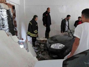 Yeni Aldığı Otomobilin Üzerine Duvar Devrildi