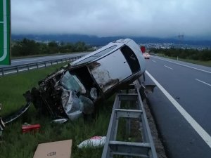 Tem’de Takla Atan Otomobil Bariyerde Asılı Kaldı: 3 Yaralı