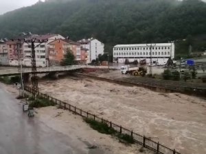 İ̇lçeyi Birbirine Bağlayan Köprü Sel Sularıyla Yıkıldı