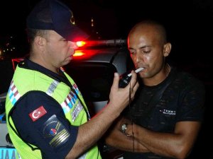 Hurdaya Dönen Otomobilden Sağ Çıktılar, Alkolün Etkisiyle Neşe İçinde Kameraya El Salladılar
