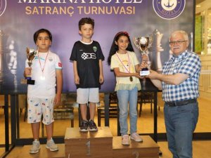 Burhaniye’de “Yaza Merhaba Satranç Turnuvası” Tamamlandı