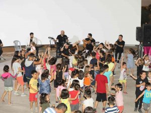Manisa’da Amfi Tiyatro Çocuk Sesleriyle Şenlendi