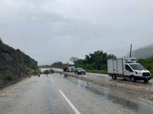 Kastamonu’da Yağışlar Nedeniyle Yola Kaya Parçaları Döküldü