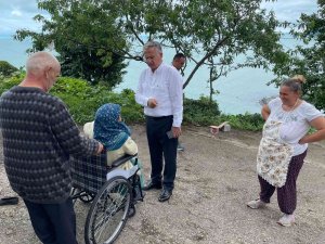 Belediye Başkanı Sosyal Medyada El Arabası İle Taşınan Engelli Kadını Gördü, Tekerlekli Sandalye Hediye Etti