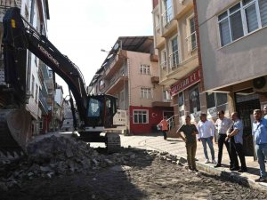 Çınarlı Caddesi Sil Baştan Yenileniyor