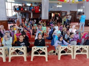 Kur’an Kurslarına Gelen Çocuklar Şekerlemelerle Karşılandı