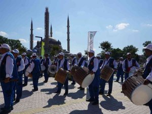 Davullu-zurnalı Davete Turistlerden Yoğun İlgi