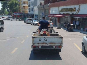 Tekirdağ’da İlginç Yolculuk: Motosiklet Asfaltta Değil, Kamyon Kasasında