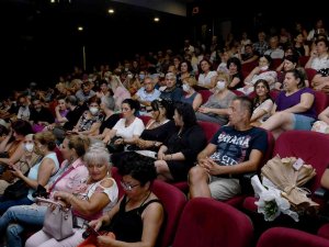 Kuşadası Belediyesi Tiyatroseverleri Oyunlar İle Buluşturdu