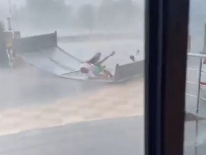 Metal Sundurma Kapağının, Yoldan Geçen İki Turiste Çarptığı Anlara Ait Yeni Görüntüler Çıktı