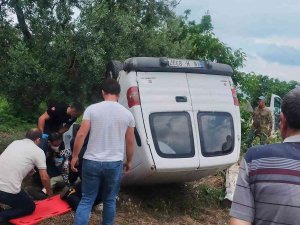 Bursa’da Kontrolden Çıkan Minibüs Tarlaya Uçtu: 3 Yaralı