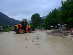 Dağlardan Gelen Yağmur Suyu Trafiği Durdurdu, Araçlar Kontak Kapattı
