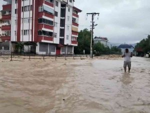 Gökçebey’de Dere Taştı, Yollar Su Altında Kaldı
