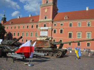 Ukrayna’nın Etkisiz Hale Getirdiği Rus Tankı Ve Obüsü Polonya’da Sergilendi