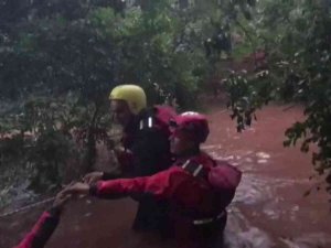 Selde Mahsur Kalan 8 Kişilik Aileyi Jak Ve Afad Kurtardı