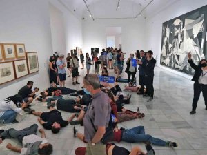 Savaş Karşıtlarından Picasso Tablosu Önünde Nato Protestosu