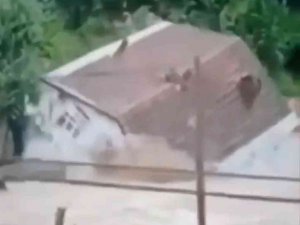 Sel Cami Ve Evi Böyle Yıktı