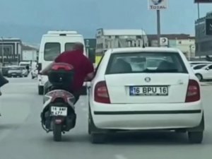 Trafikte Tehlikeli Yolculuk… Canını Dakikalarca Hiçe Saydı