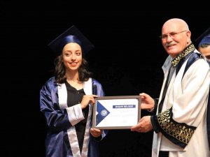 Uşak Üniversitesi Mezunlarını Meslek Yaşamlarına Coşkuyla Uğurladı