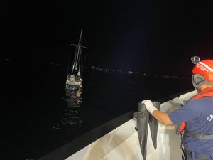 Yelkenli Teknedeki 18 Düzensiz Göçmen Yakalandı