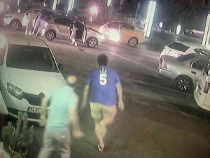 Küçükçekmece’de Trafik Kavgasını Ayırmak İsteyen Baba Oğul Bıçaklandı