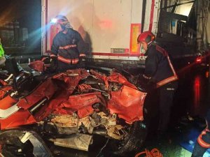 Tem’de Feci Kaza, Tırın Altına Giren Otomobil Hurdaya Döndü: 1 Ölü, 3 Yaralı