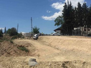 Otomobil Askıda Kaldı, Sürücüsü “Sürekli Kaza Yapıyorum” Diyerek Güldü