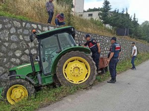 Traktör İstinat Duvarına Çarptı: 1 Yaralı