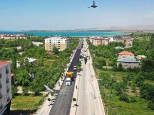 Van Büyükşehir Belediyesi, Gevaş Atatürk Caddesi’ni Asfaltlıyor